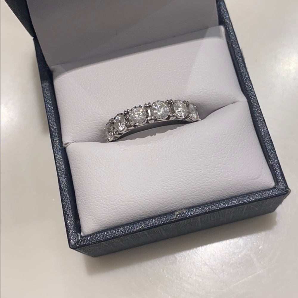 Diamond ring - 7 diamonds size 5.5